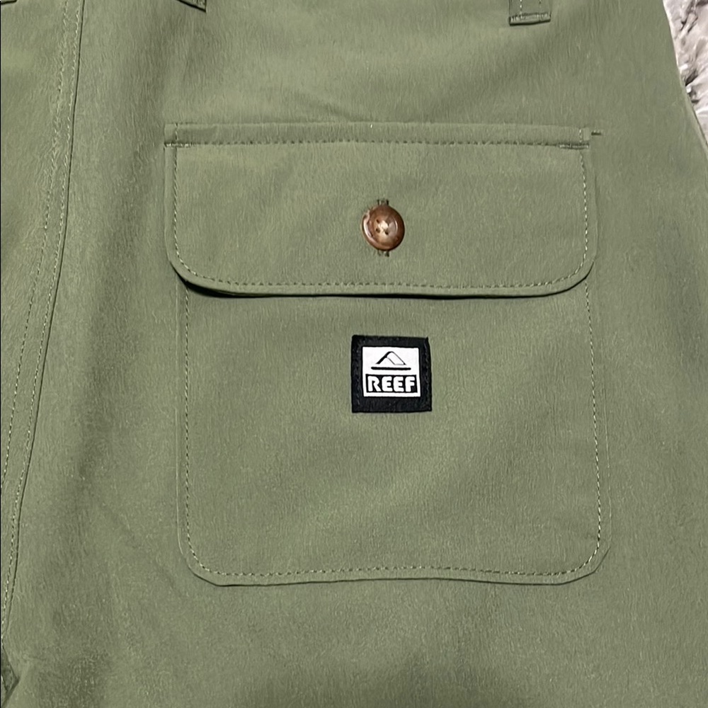 REEF Green Shorts - Picture 6 of 7